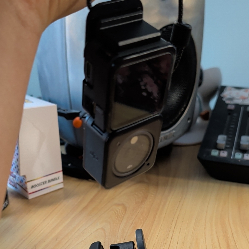 DJI ACTION 2 CAMERA WITH CASE AND MAGNETIC ACCESSORIES - Picture 10 of 11